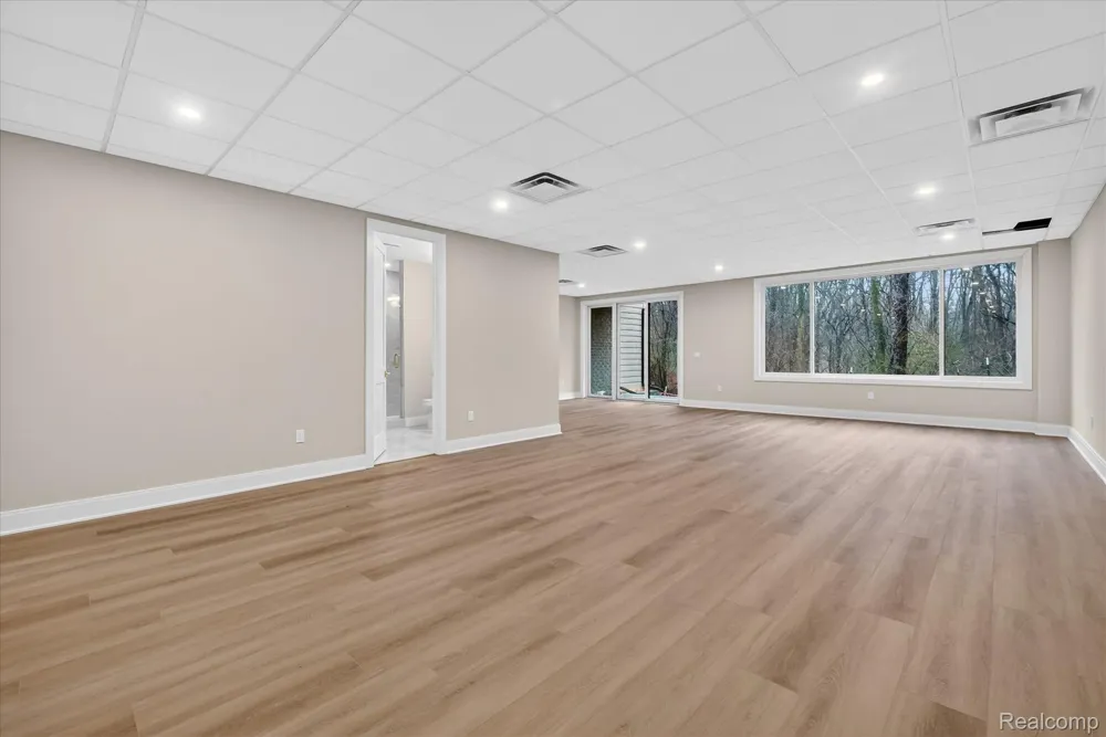 546 Maplehill Road Rochester Hills City, MI 48306