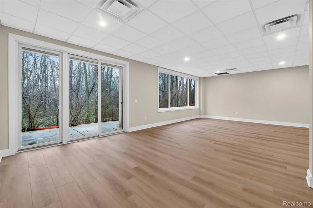 546 Maplehill Road Rochester Hills City, MI 48306