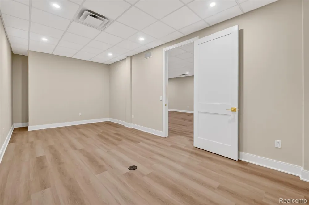 546 Maplehill Road Rochester Hills City, MI 48306