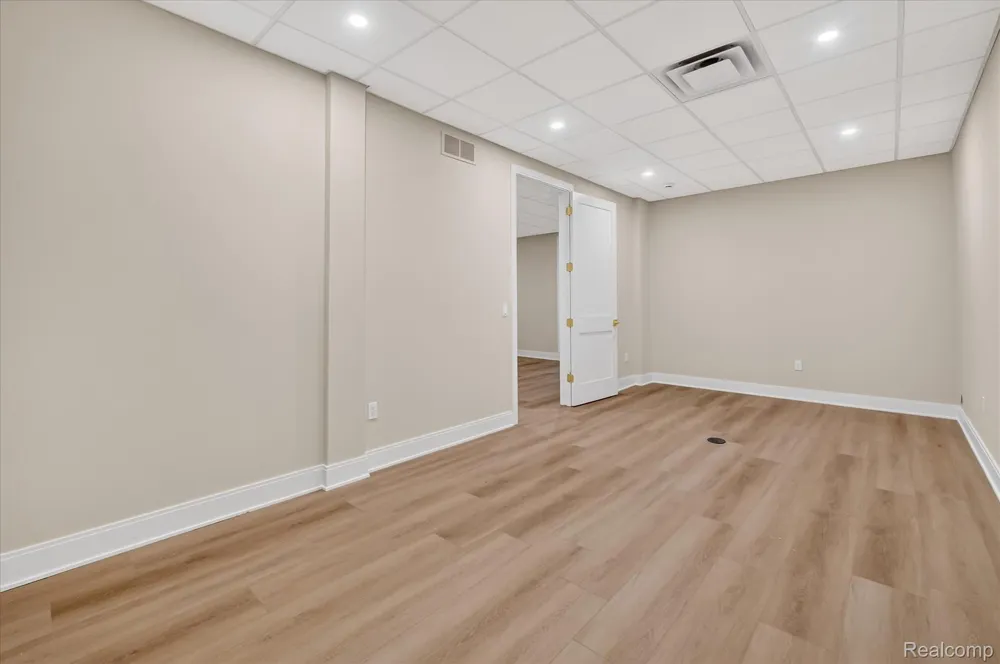 546 Maplehill Road Rochester Hills City, MI 48306