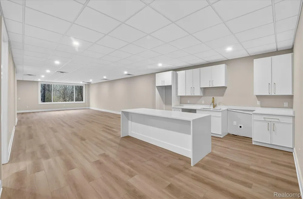 546 Maplehill Road Rochester Hills City, MI 48306