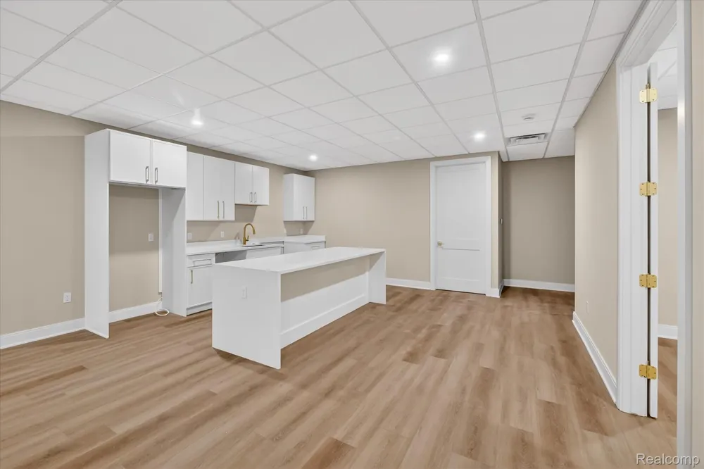 546 Maplehill Road Rochester Hills City, MI 48306