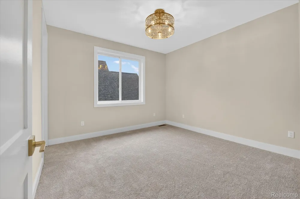 546 Maplehill Road Rochester Hills City, MI 48306