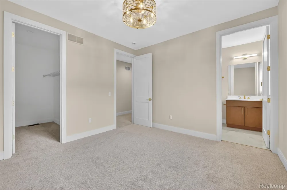 546 Maplehill Road Rochester Hills City, MI 48306