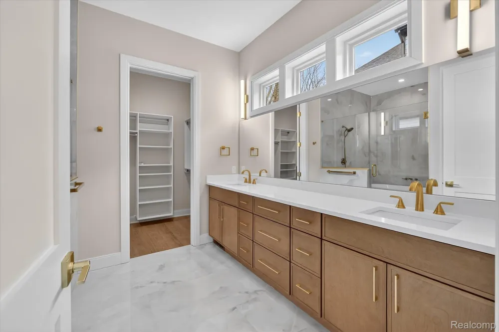546 Maplehill Road Rochester Hills City, MI 48306