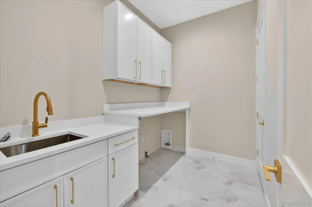 546 Maplehill Road Rochester Hills City, MI 48306