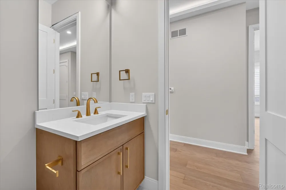 546 Maplehill Road Rochester Hills City, MI 48306