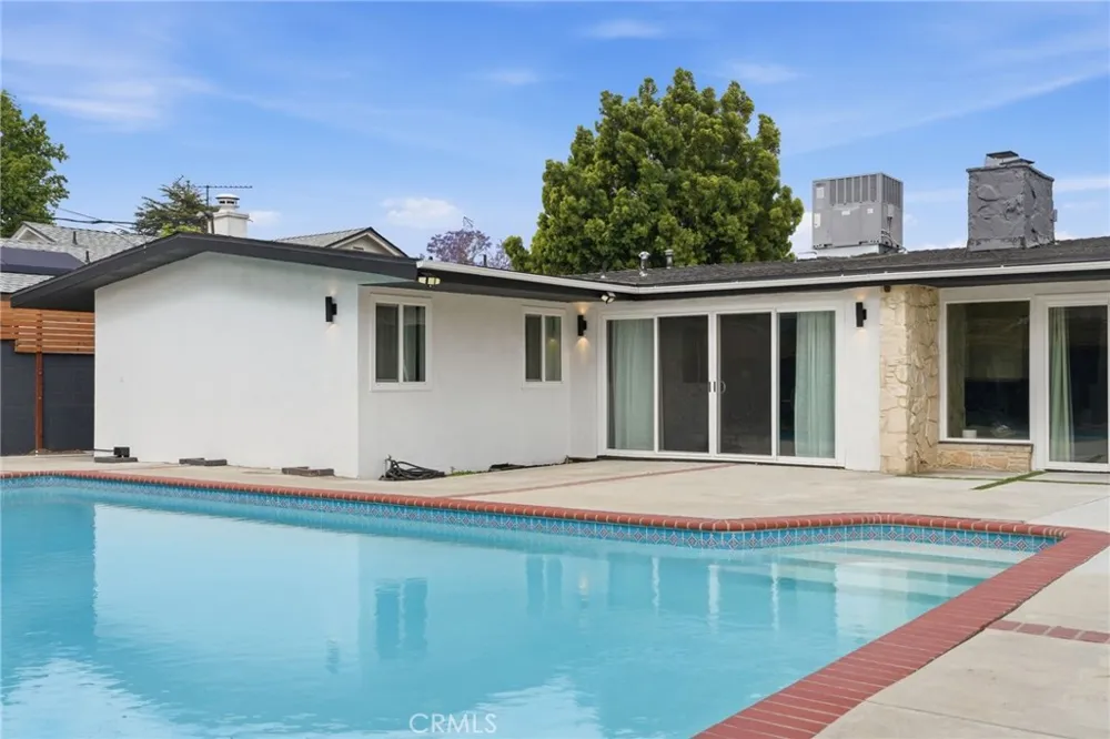 10415 Bevis Avenue San Fernando, CA 91345