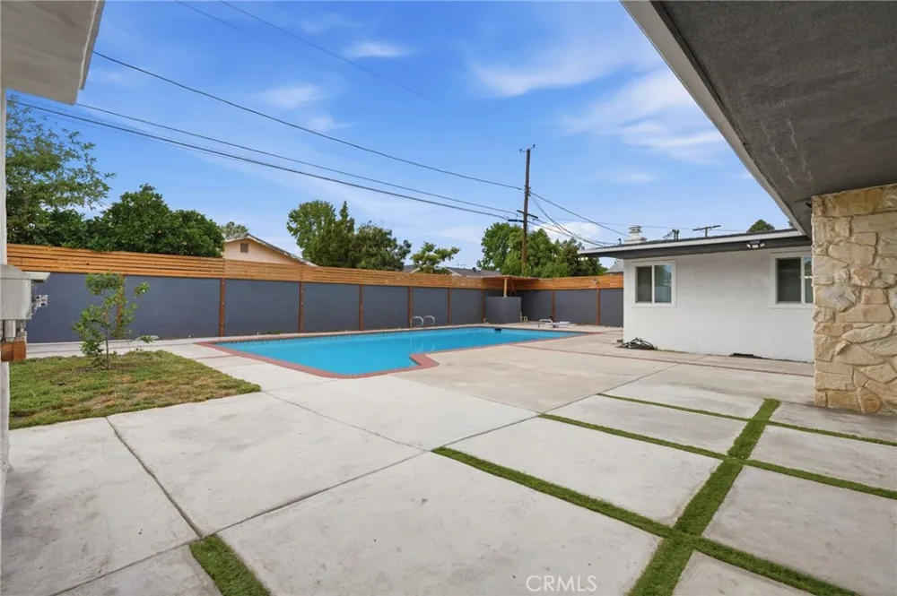 10415 Bevis Avenue San Fernando, CA 91345