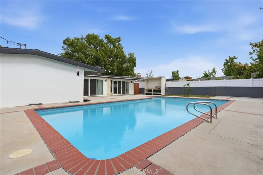 10415 Bevis Avenue San Fernando, CA 91345