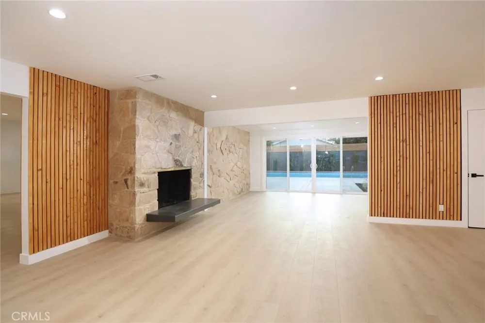 10415 Bevis Avenue San Fernando, CA 91345