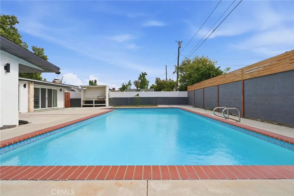 10415 Bevis Avenue San Fernando, CA 91345
