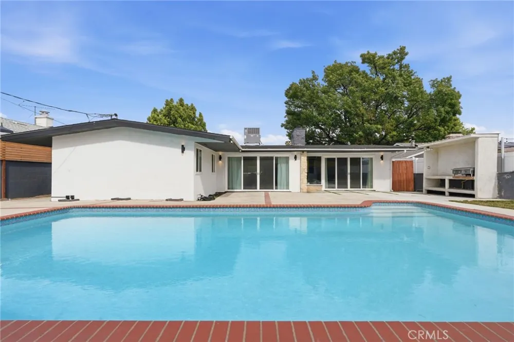 10415 Bevis Avenue San Fernando, CA 91345