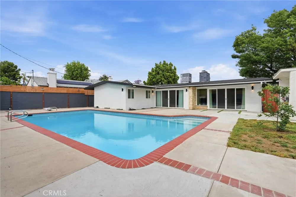 10415 Bevis Avenue San Fernando, CA 91345