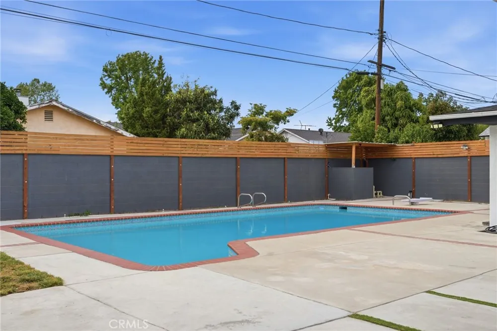 10415 Bevis Avenue San Fernando, CA 91345