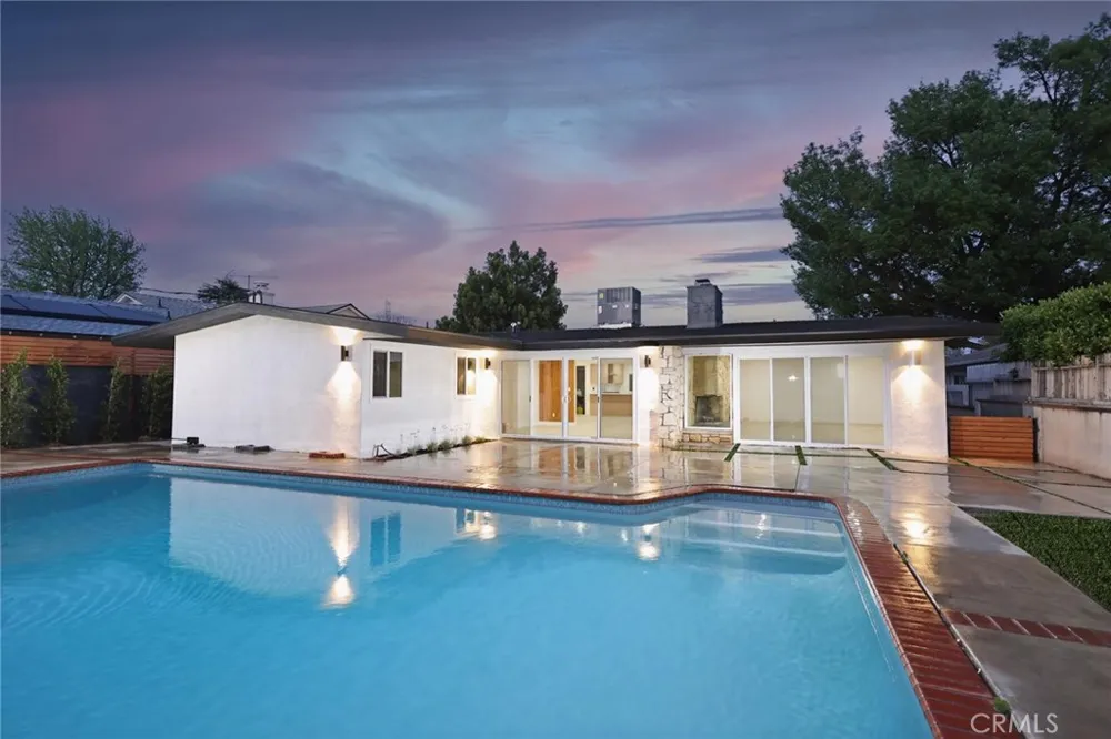 10415 Bevis Avenue San Fernando, CA 91345