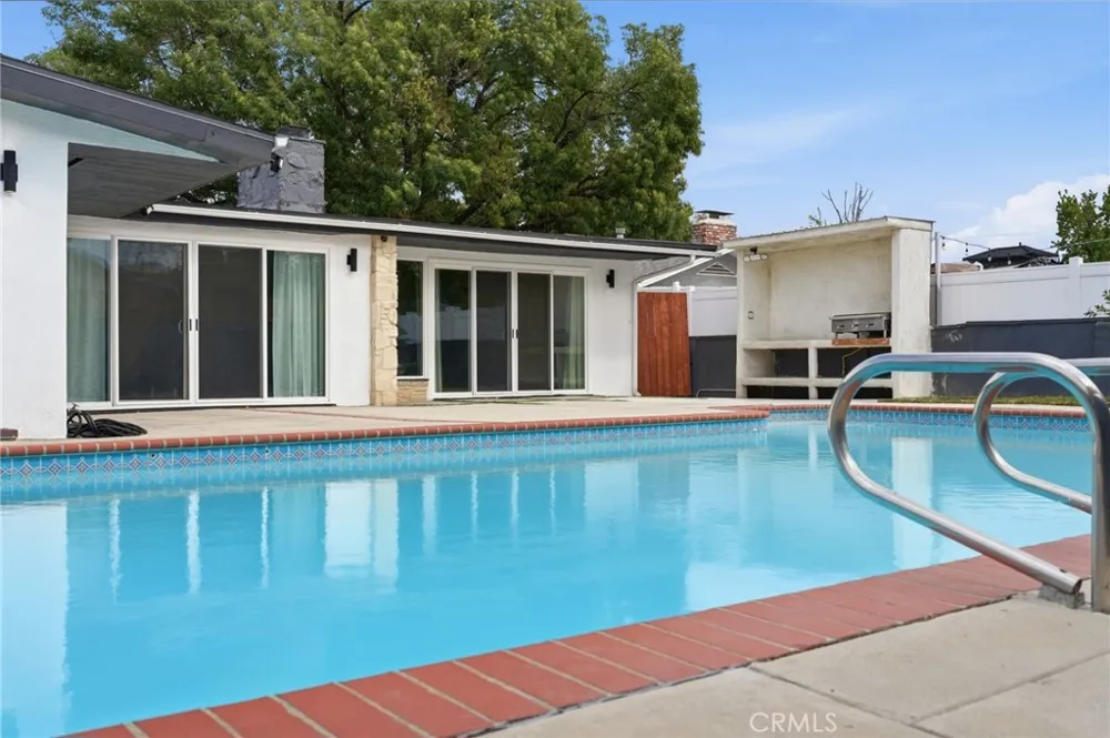 10415 Bevis Avenue San Fernando, CA 91345