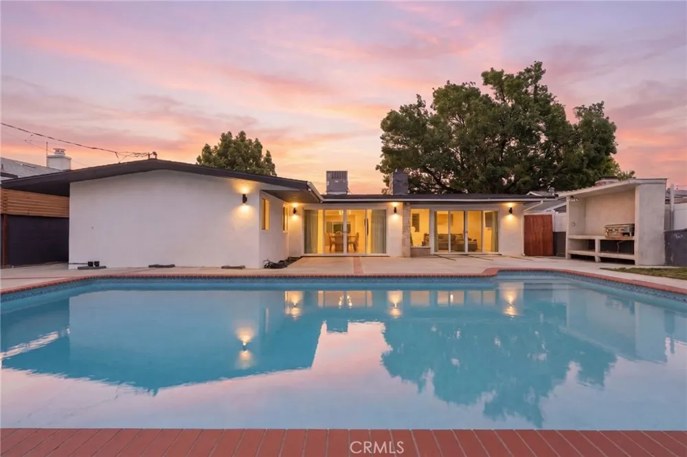 10415 Bevis Avenue San Fernando, CA 91345