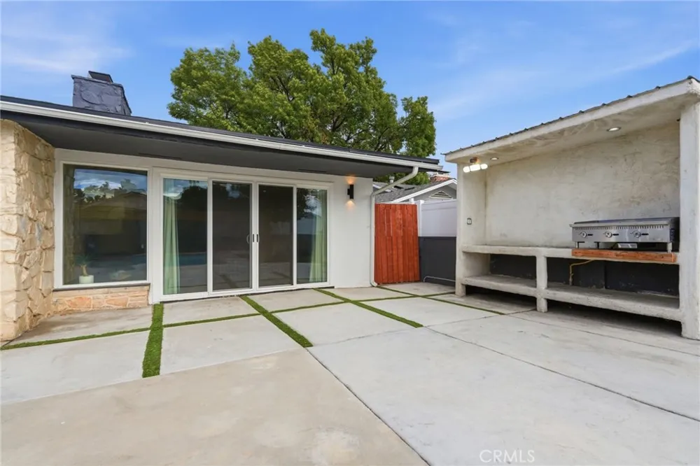 10415 Bevis Avenue San Fernando, CA 91345