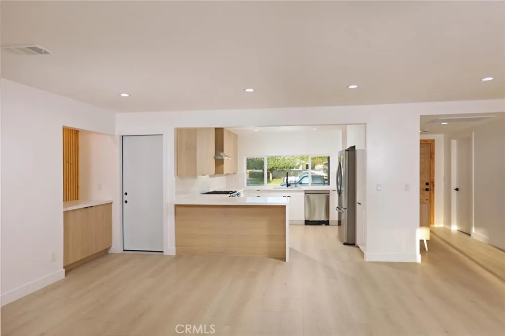 10415 Bevis Avenue San Fernando, CA 91345