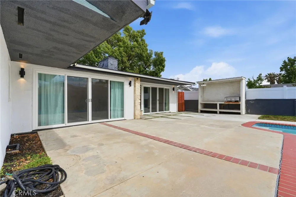 10415 Bevis Avenue San Fernando, CA 91345