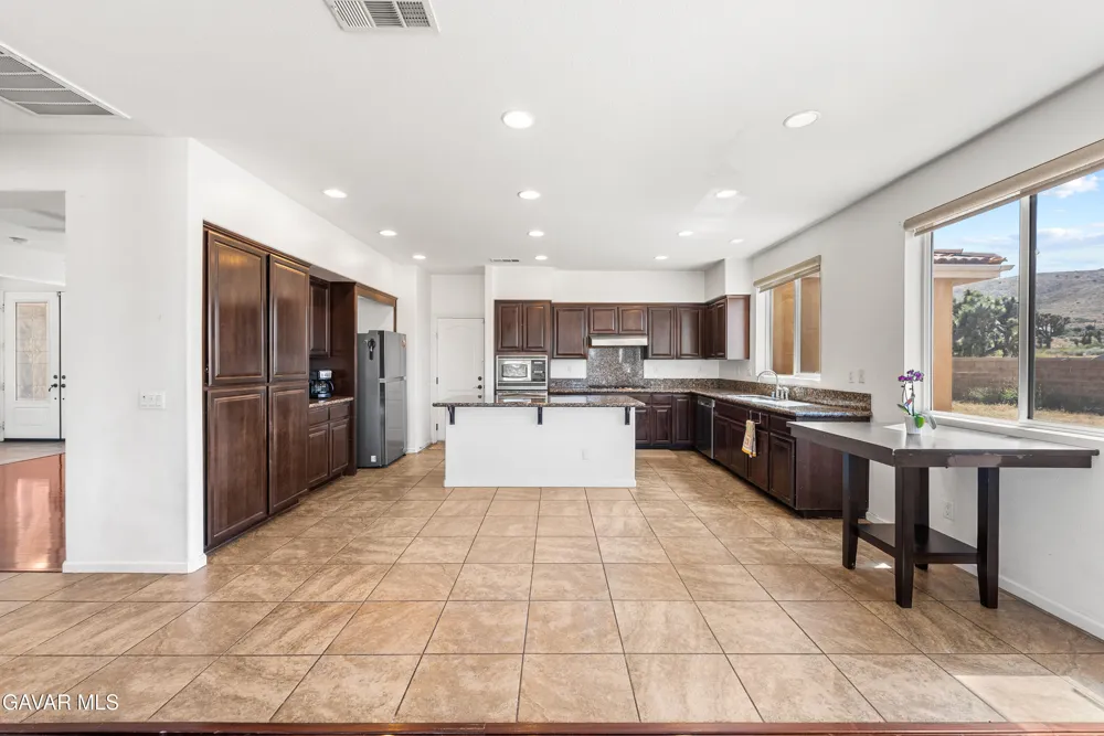 658 E Lago Lindo Road Palmdale, CA 93550