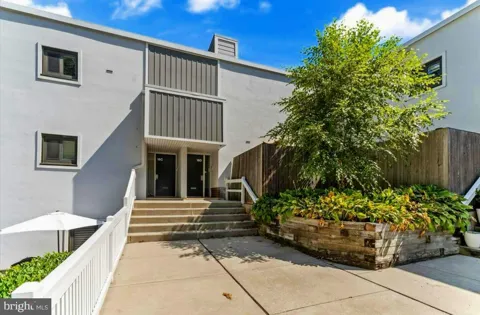 1750 OAKWOOD TERRACE #16C