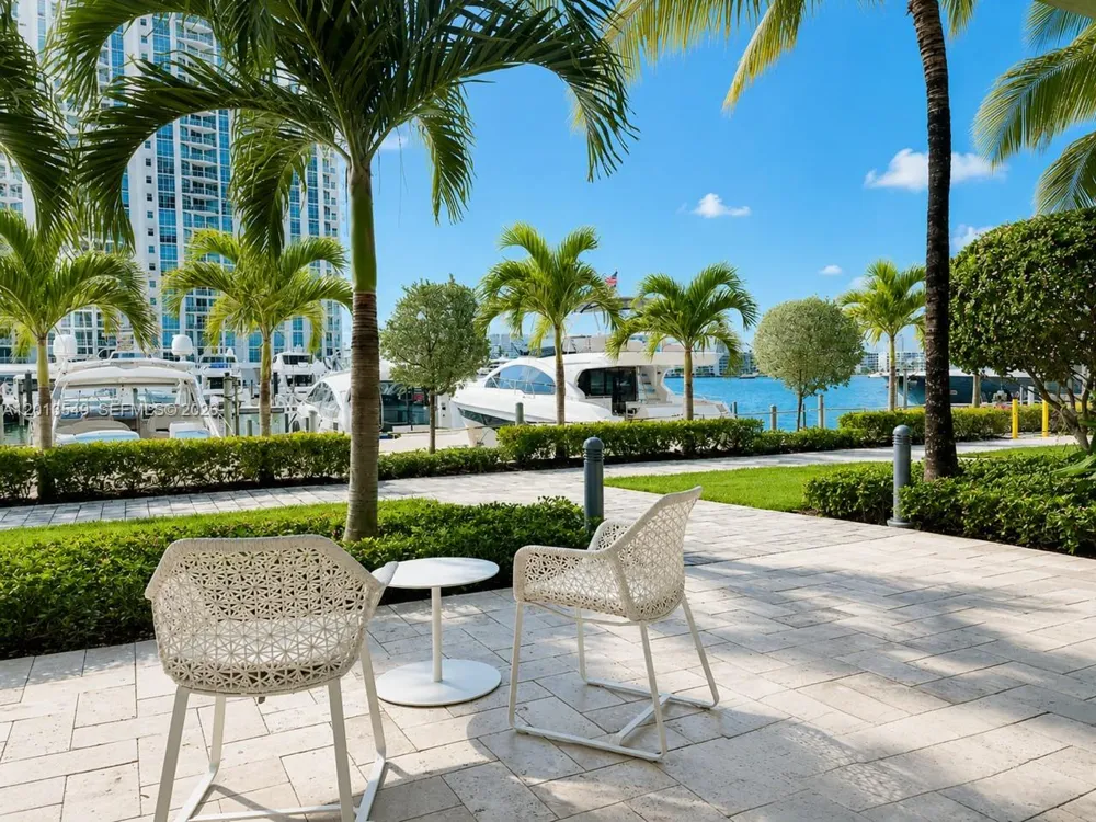 17111 Biscayne Blvd #1610 North Miami Beach, FL 33160