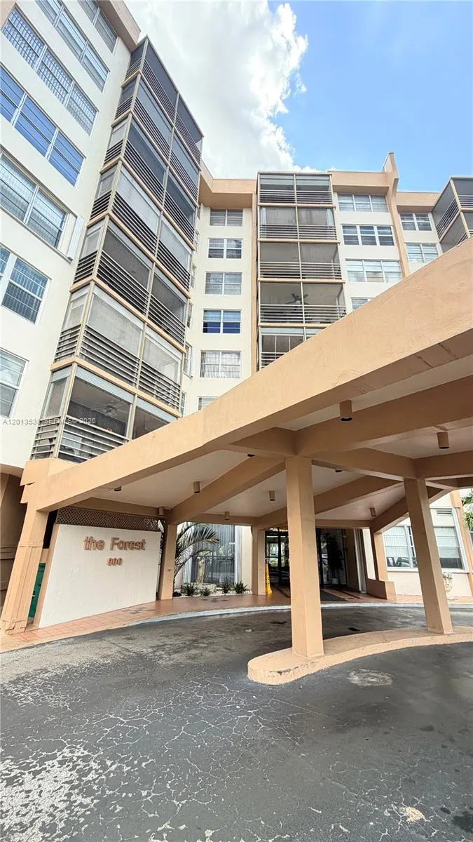 900 Saint Charles Pl #520 Pembroke Pines, FL 33026
