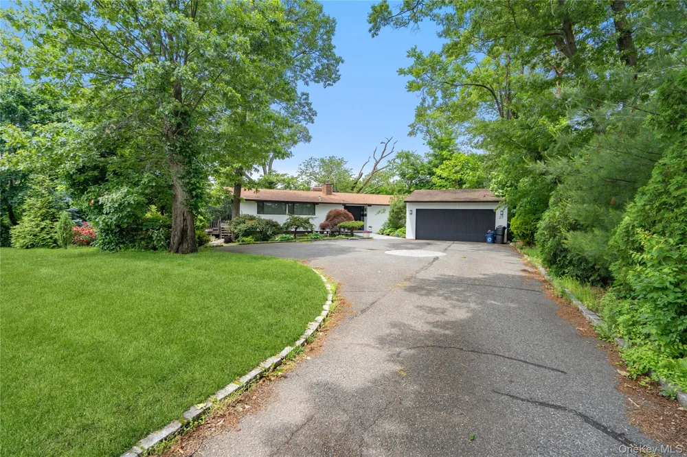 27 Parkway Drive Roslyn Heights, NY 11577
