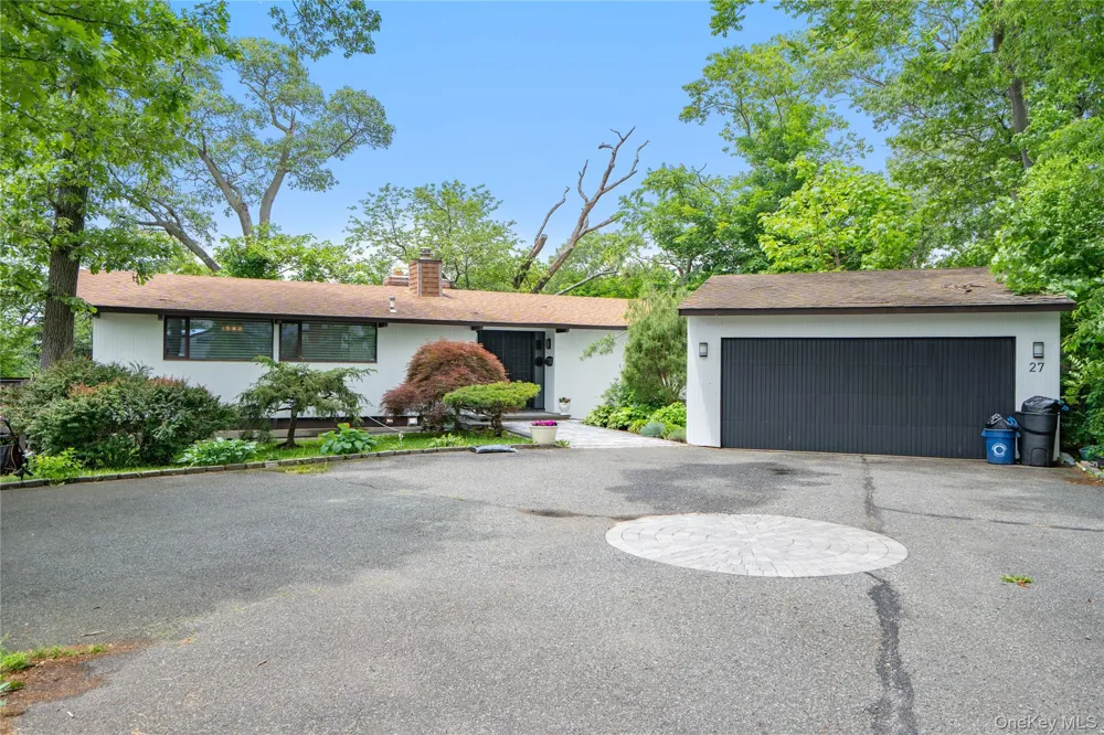 27 Parkway Drive Roslyn Heights, NY 11577
