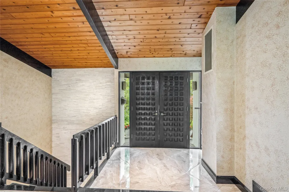 27 Parkway Drive Roslyn Heights, NY 11577