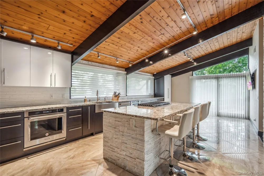 27 Parkway Drive Roslyn Heights, NY 11577