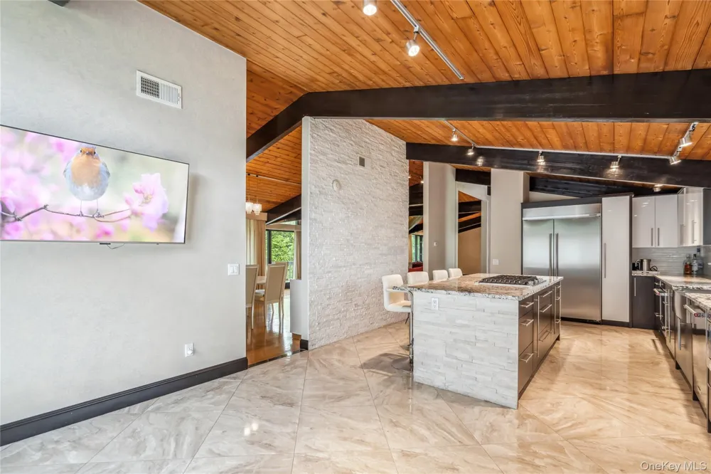 27 Parkway Drive Roslyn Heights, NY 11577