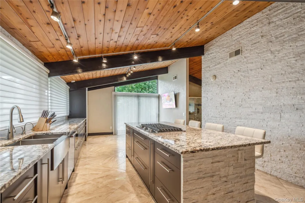 27 Parkway Drive Roslyn Heights, NY 11577