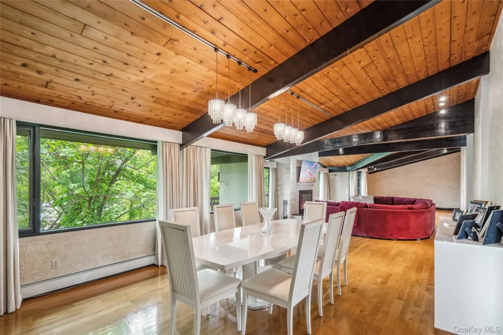 27 Parkway Drive Roslyn Heights, NY 11577