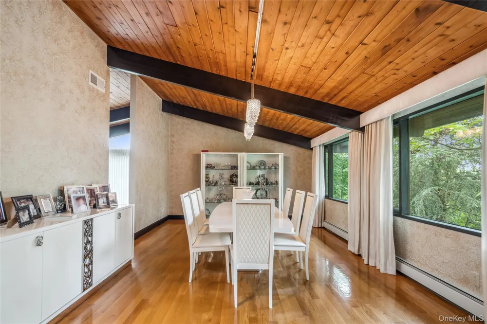 27 Parkway Drive Roslyn Heights, NY 11577