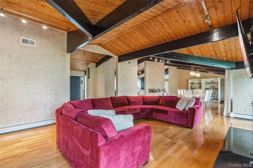 27 Parkway Drive Roslyn Heights, NY 11577