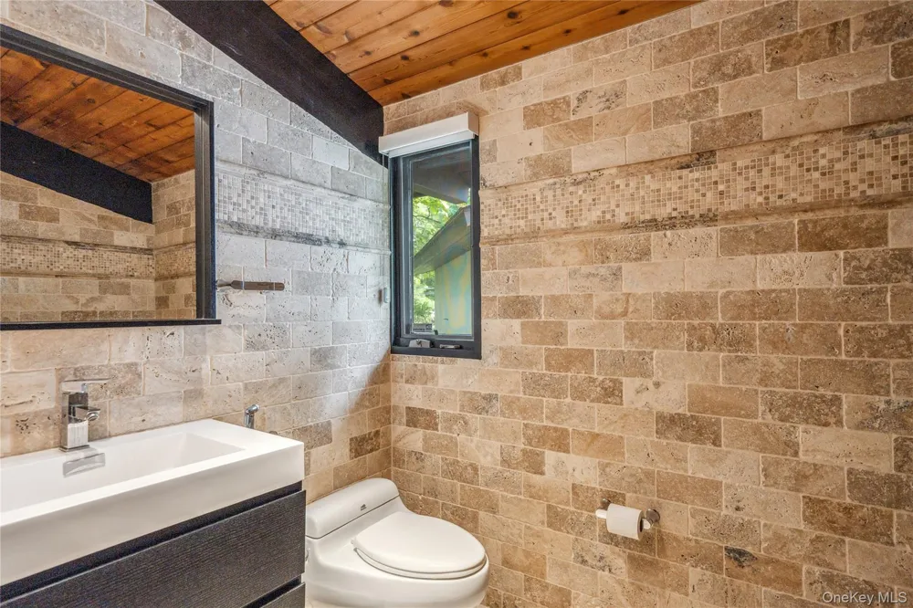 27 Parkway Drive Roslyn Heights, NY 11577