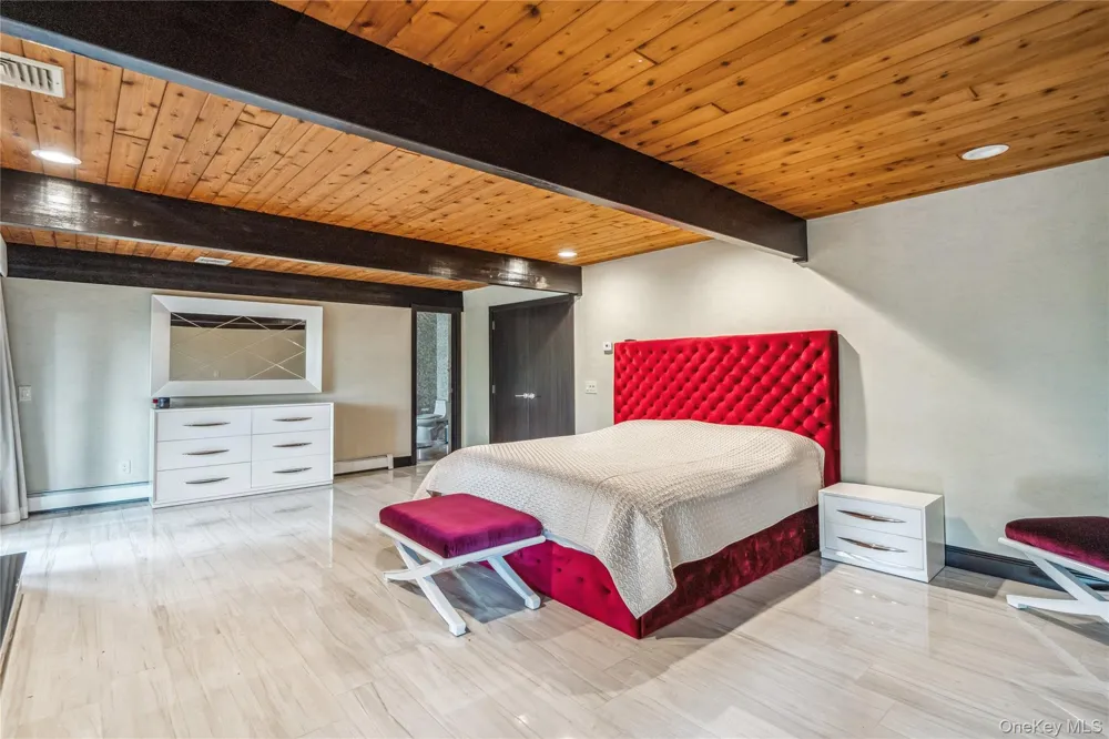 27 Parkway Drive Roslyn Heights, NY 11577