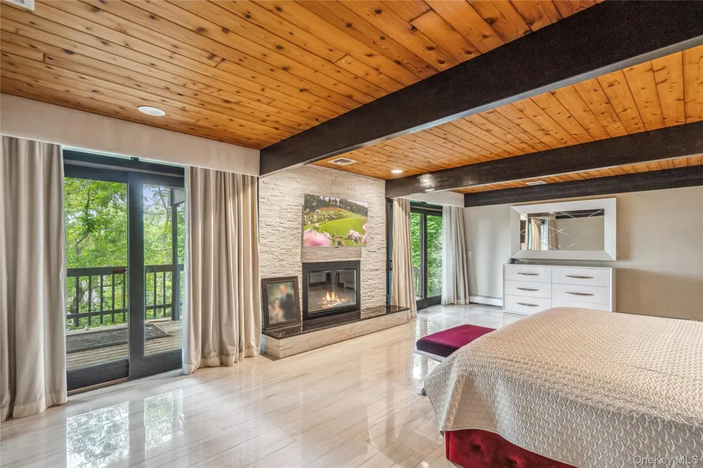 27 Parkway Drive Roslyn Heights, NY 11577