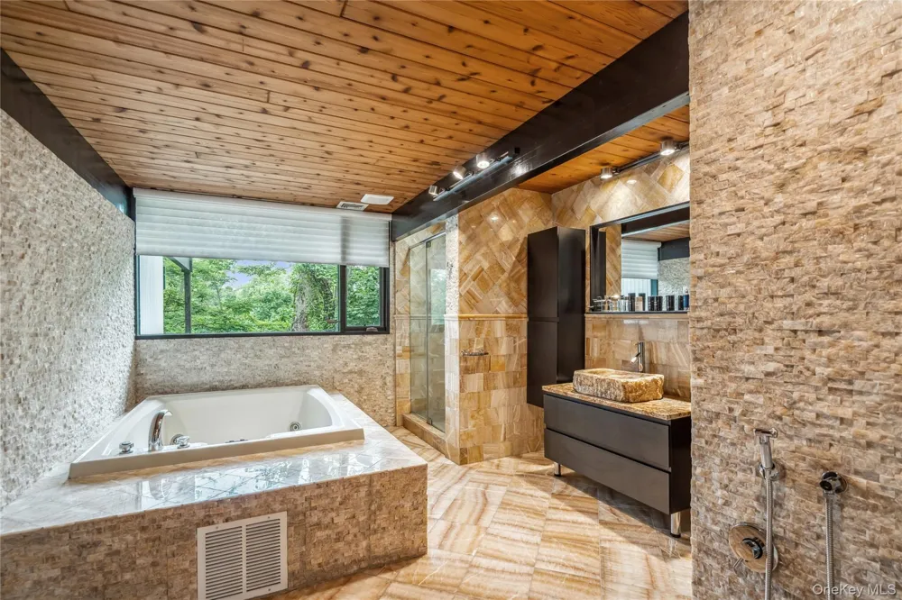 27 Parkway Drive Roslyn Heights, NY 11577