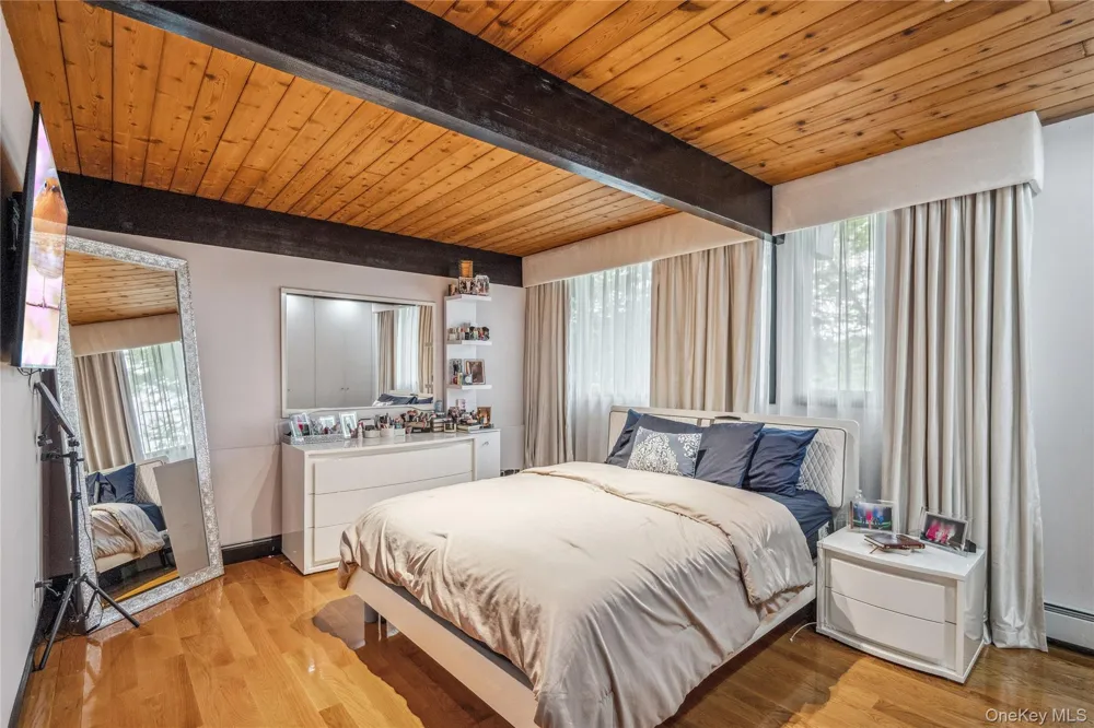 27 Parkway Drive Roslyn Heights, NY 11577