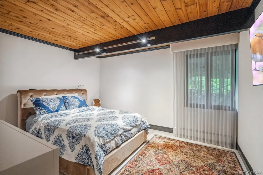 27 Parkway Drive Roslyn Heights, NY 11577