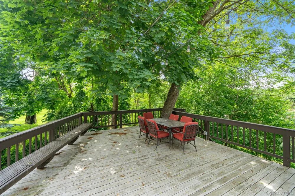 27 Parkway Drive Roslyn Heights, NY 11577