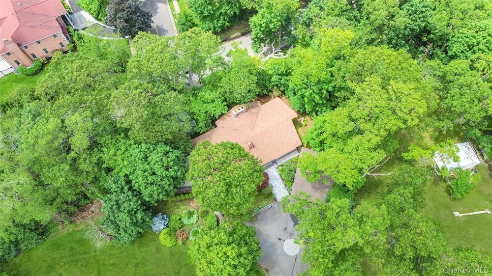 27 Parkway Drive Roslyn Heights, NY 11577