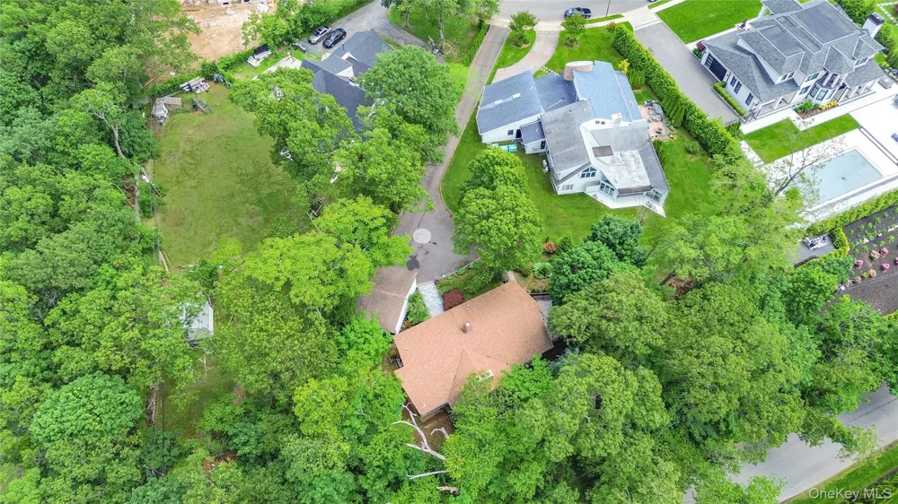27 Parkway Drive Roslyn Heights, NY 11577