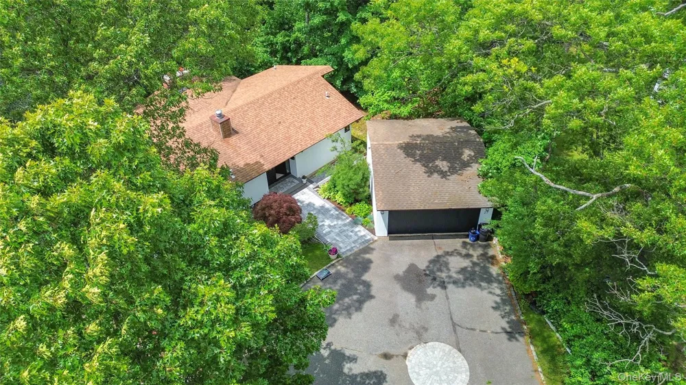 27 Parkway Drive Roslyn Heights, NY 11577