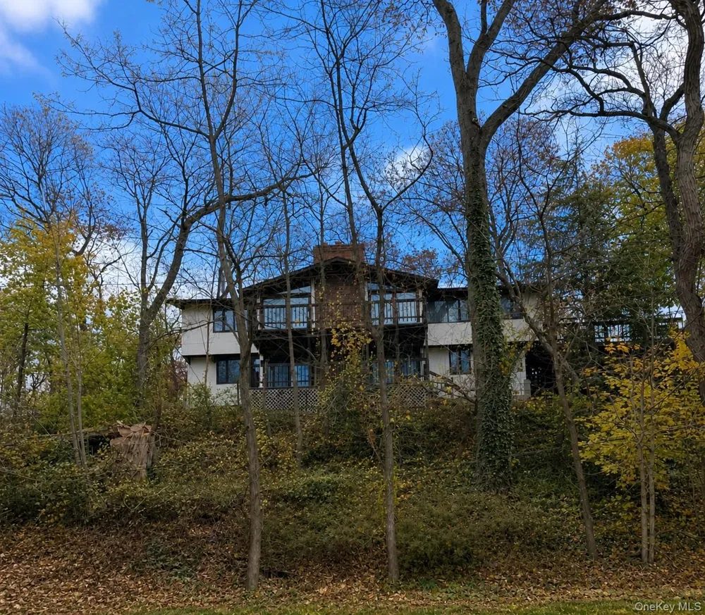 27 Parkway Drive Roslyn Heights, NY 11577