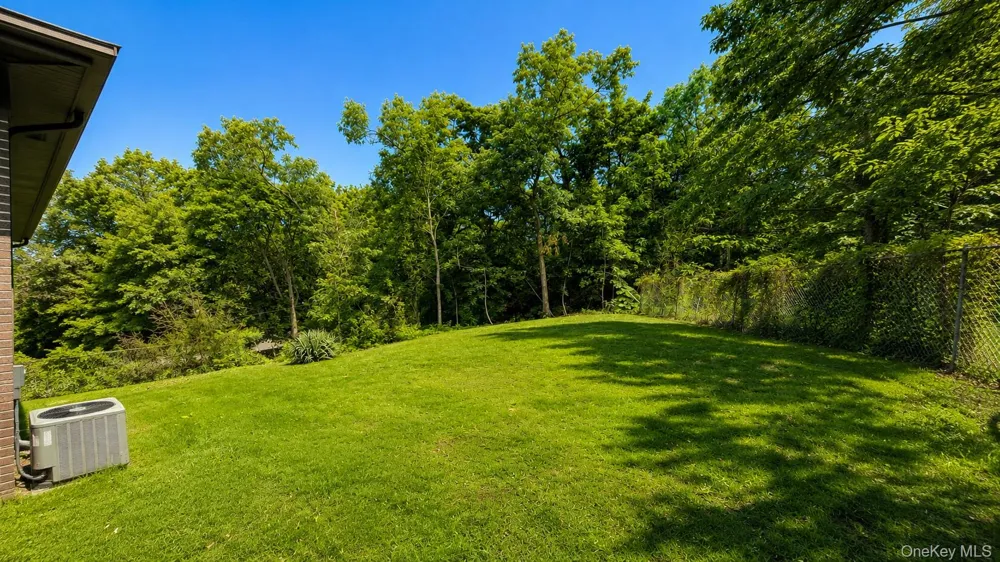 27 Parkway Drive Roslyn Heights, NY 11577